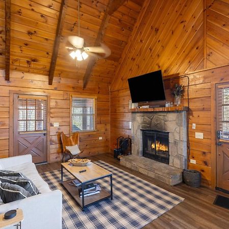 Dudley II By Avantstay Comfortable Cabin W Hot Tub Views Піджен-Фордж Екстер'єр фото